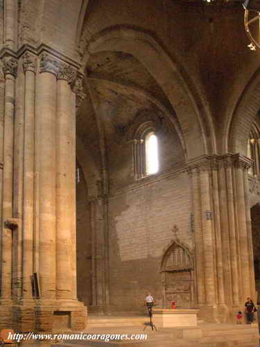 EMBOCADURA DEL ALTAR CENTRAL DESDE EL LADO NORTE DEL TRANSEPTO